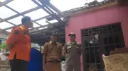 Atap Rumah Terbang Diterjang Puting Beliung di Bekasi, Warga Panik Evakuasi Orang Tua Sakit