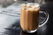 Cara Membuat Teh Tarik Rumahan Simpel, Harum, dan Pekat Ala Kafe