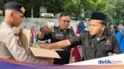 Demo Mahasiswa Islam di Monas Berakhir Kondusif, Polisi Bagikan Roti dan Air Mineral