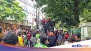 Demo Ojol di SRMC, Tuntut Saiful Mujani Minta Maaf Soal Pernyataan 'Jatuhkan Prabowo'
