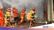 Gudang Ekspedisi di Depok Terbakar Hebat, Percikan Api seperti Kembang Api