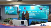 Hanif Faisol Serahkan Jabatan Menteri LH ke Jumhur Hidayat