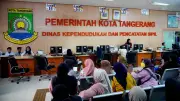 Hari Pertama WFH di Tangerang, Antrean Panjang Warnai Pelayanan Disdukcapil