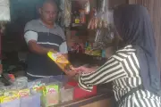Ibu Tiga Anak Pilih Minyak Goreng Kemasan Meski Curah Lebih Murah di Pasar Mojosongo