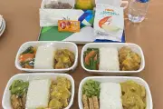 Intip Menu Makanan Jemaah Haji dari Surabaya di Pesawat: Ayam Bumbu Rujak hingga Nasi Goreng