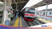 KA Jarak Jauh Tabrak KRL di Stasiun Bekasi Timur, Penumpang Panik