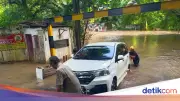 Mobil Xenia Nyaris Hanyut Usai Nekat Terobos Banjir di Cinere Depok