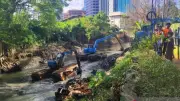 Pemkot Jaksel Targetkan Pengerukan 6.842 Meter Kubik Lumpur di Kali Krukut