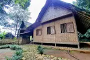 Rumah Bambu Tetap Eksis di Era Modern, Simbol Kearifan Lokal Ramah Lingkungan