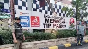 Satpol PP Tertibkan Juru Parkir Liar di Blok M, Warga Mengaku Dipungut Bayar Parkir Dua Kali