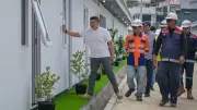Seskab Teddy Tinjau Progres Hunian Baru Warga Bantaran Rel Pasar Senen
