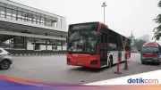 Shuttle Bus TransJakarta Dihadang Massa di Bekasi Usai Kecelakaan Kereta