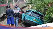 Taksi Listrik Berhenti di Rel Bekasi karena Korsleting, Tabrakan Kereta Tewaskan 15 Orang