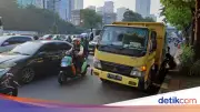 Truk Gangguan di Gatot Subroto Arah Semanggi Pagi Ini, Lalu Lintas Macet Parah