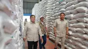 Wamentan Sudaryono Dampingi Prabowo Sidak ke Gudang Bulog, Pastikan Stok Beras Aman