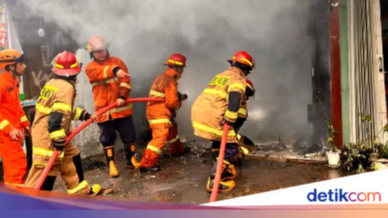 15 Jam Berlalu, Damkar Masih Padamkan Kebakaran Gudang di Jakbar
