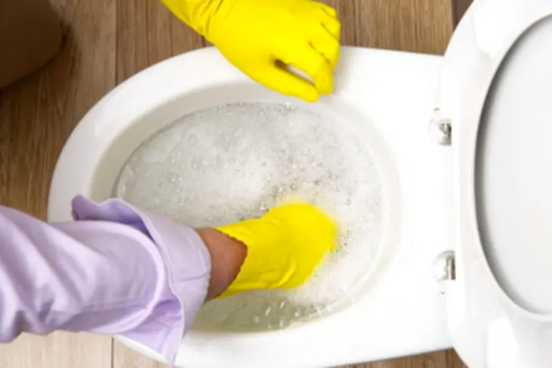 4 Cara Alami Bersihkan Kerak Toilet Pakai Cuka dan Baking Soda