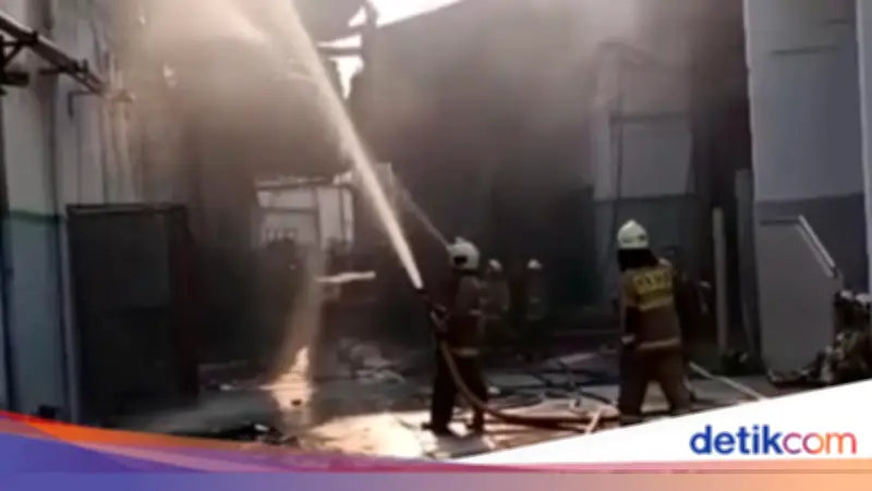 4 Hari Kebakaran Pabrik Plastik Jakbar Belum Padam, Damkar Kerahkan 4 Mobil