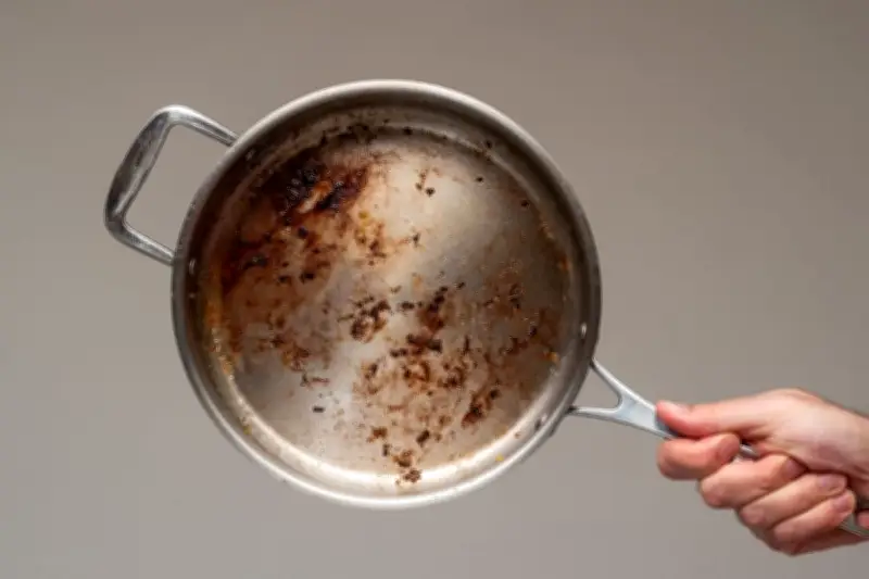 5 Cara Efektif Bersihkan Wajan Berkerak Sisa Masakan Idul Adha