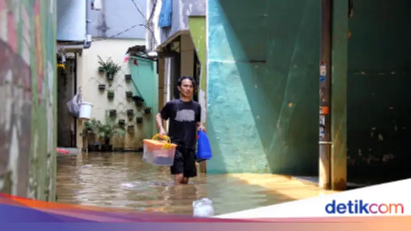 80 RT di Jakarta Masih Banjir Siang Ini, Air Capai 1 Meter
