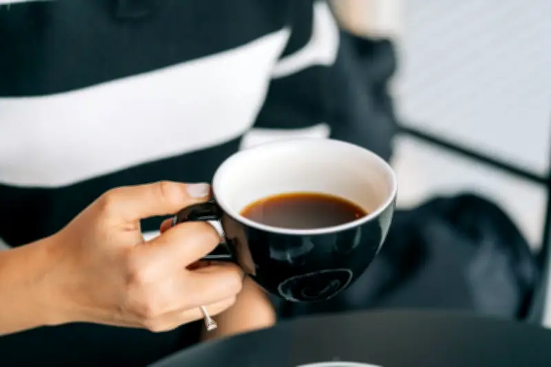Ahli Gizi Sarankan Minum Air Putih Sebelum Kopi di Pagi Hari