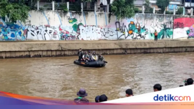 AHY Tinjau Kali Ciliwung Naik Perahu Karet, Kiri Kanan Penuh Sampah