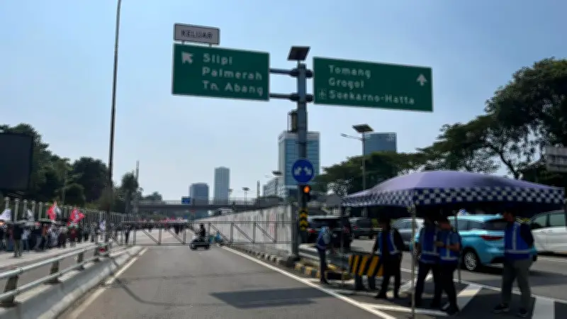 Aksi May Day di DPR, Akses Keluar Tol Slipi Ditutup Sementara
