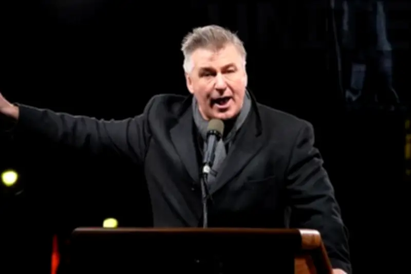 Alec Baldwin Bela Lupita Nyong'o dari Kritik Elon Musk soal Helen of Troy