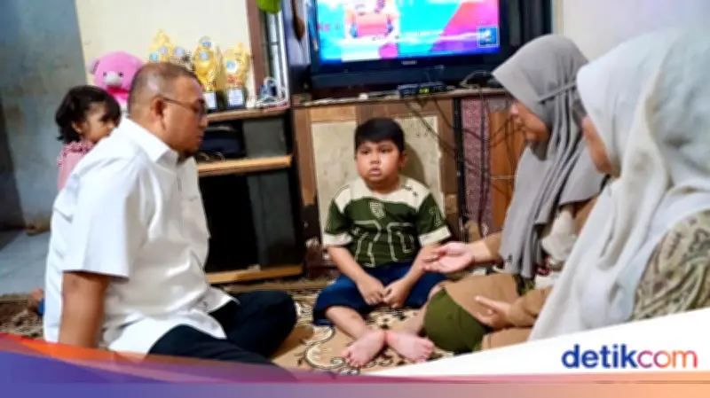 Andre Rosiade Beri Kursi Roda Elektrik dan Bantuan ke Siswa Lumpuh di Padang Panjang