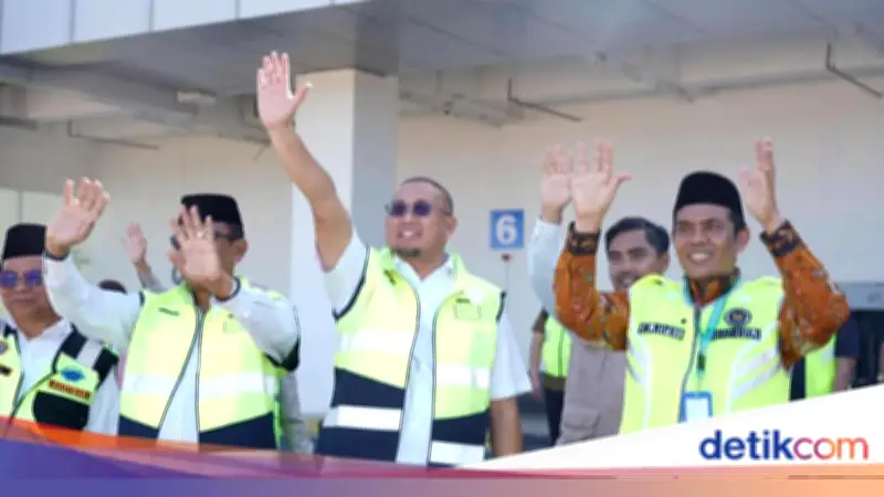 Andre Rosiade Lepas Kloter Terakhir Haji Sumbar, Beri Uang Saku 100 Riyal