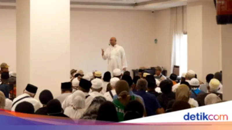 Andre Rosiade Temui Jemaah Haji Kloter Padang, Bagikan Uang Riyal hingga Kue