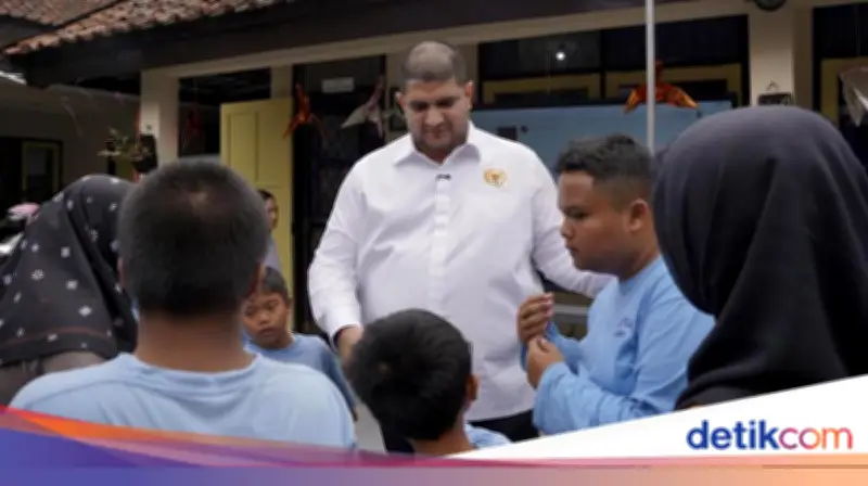 Anggota DPR Rajiv Salurkan 50 PIP untuk Siswa SLB di Lembang