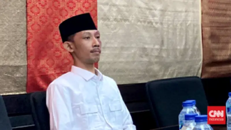 Anggota DPRD Jember Klaim Baru Pertama Kali Main Game dan Merokok di Rapat