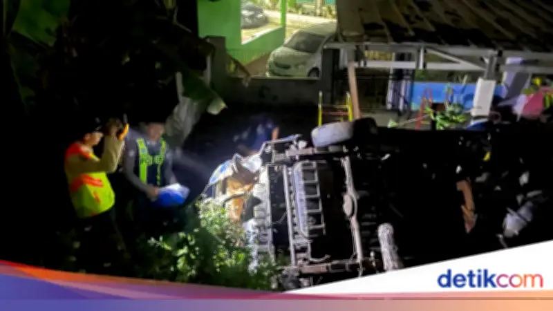 Angkot Tertabrak KA Barang di Gunung Putri Bogor, Sopir Tewas