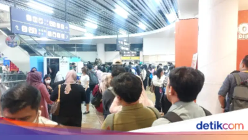 Antrean Penumpang Mengular di Halte CSW Akibat Banjir