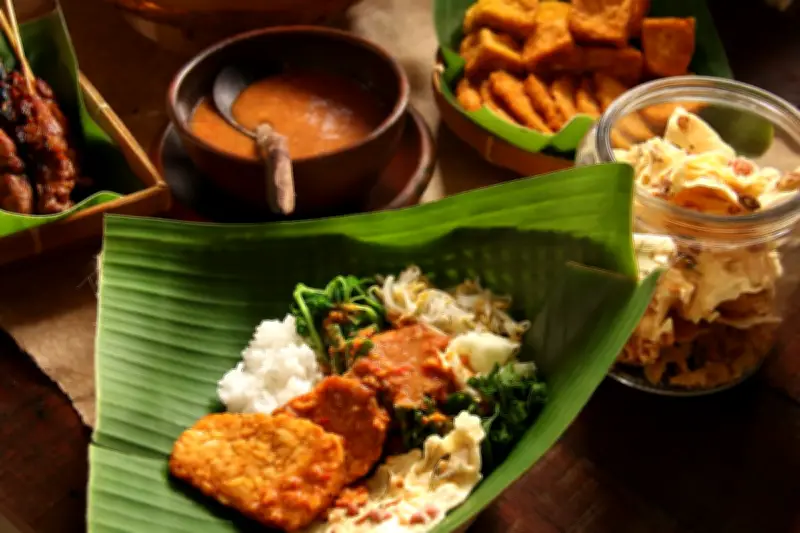 Apa Bedanya Lotek dan Pecel? Sekilas Serupa Tapi Tak Sama