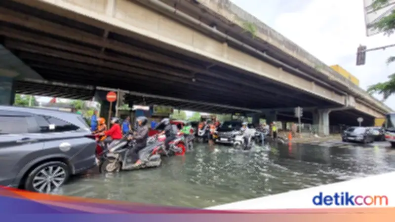 Banjir Masih Rendam Jalan di Puri Kembangan Jakbar, Lalin Macet Parah