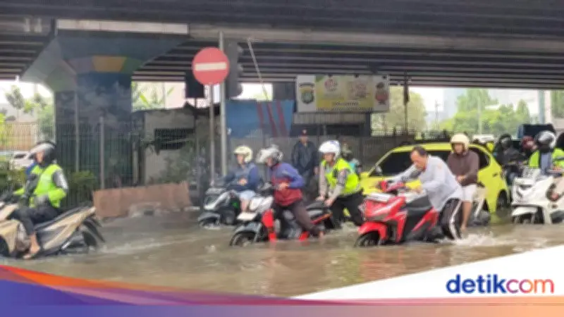 Banyak Motor Mogok Usai Terjang Banjir di Simpang Puri Kembangan Jakbar