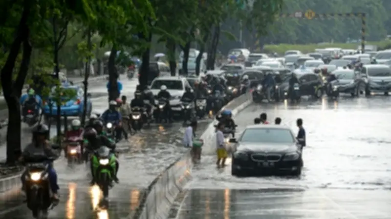 BMKG: Hujan Lebat Disertai Petir Berpotensi Guyur Sejumlah Kota Besar di Indonesia