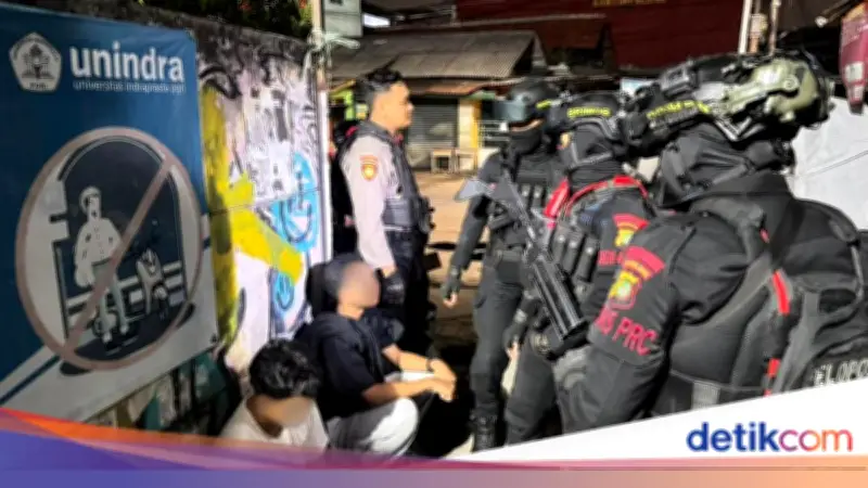 Brimob Amankan 7 Remaja Bawa Sajam di Pasar Rebo saat Patroli Malam