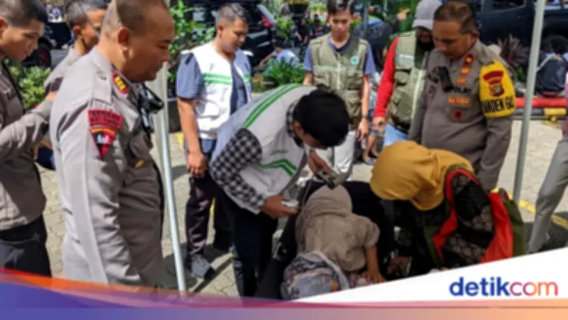 Brimob Evakuasi Warga Pingsan Saat May Day di Monas, Begini Kronologinya
