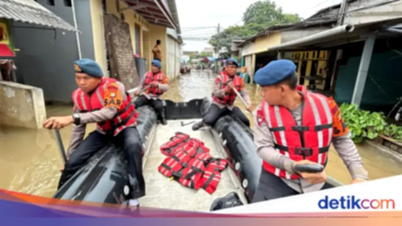 Brimob Polda Metro Bantu Evakuasi 215 Warga Terdampak Banjir di Cipondoh Tangerang