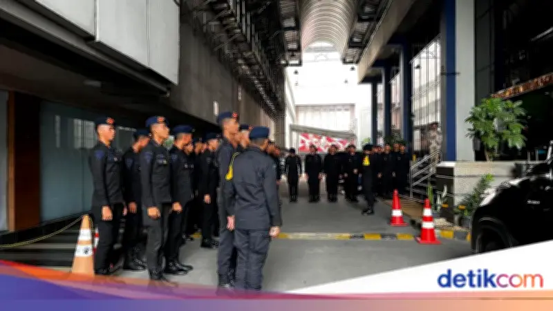 Brimob Siaga Ketat Jaga Gedung Perkantoran Hayam Wuruk Pagi Ini