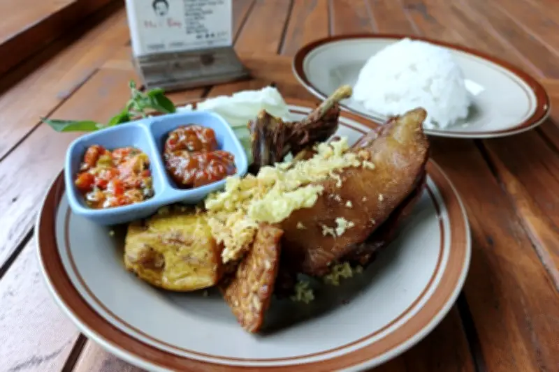 Bukan Ikan, Restoran di Pinggir Rawa Pening Ini Andalkan Bebek Goreng