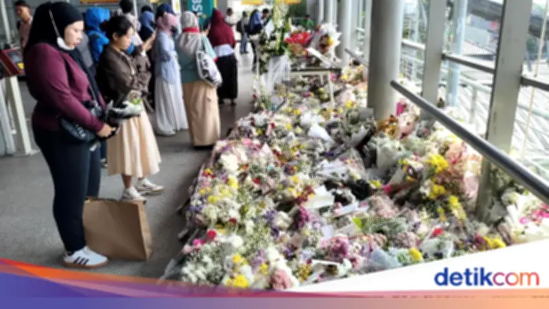 Bunga Duka Cita Penuhi Stasiun Bekasi Timur untuk 16 Korban Tragedi Kereta