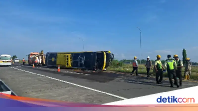 Bus Terguling di Tol Jombang-Mojokerto Akibat Sopir Mengantuk, 9 Terluka