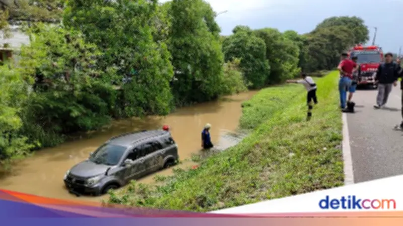 Cari Kartu Tol Sambil Nyetir, Mobil Toyota Rush Nyemplung Kali di Soetta