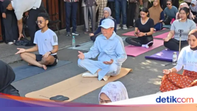 Cerita di Balik Jokowi Ikut Yoga Bareng Warga di Depan Rumahnya