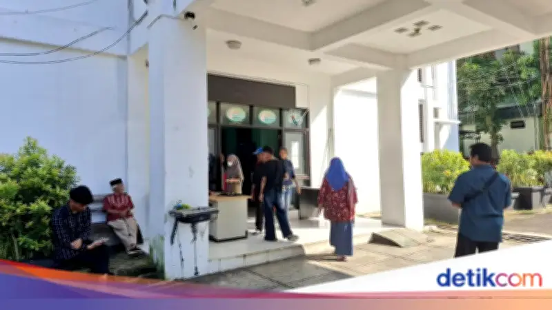 Cerita Orang Tua Antre di Dukcapil Urus IKD demi Daftar Sekolah Anak