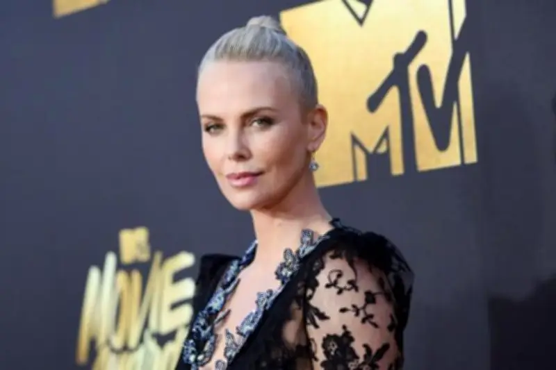 Charlize Theron Ajar Anak Mandiri, Mobil Pertama Datsun